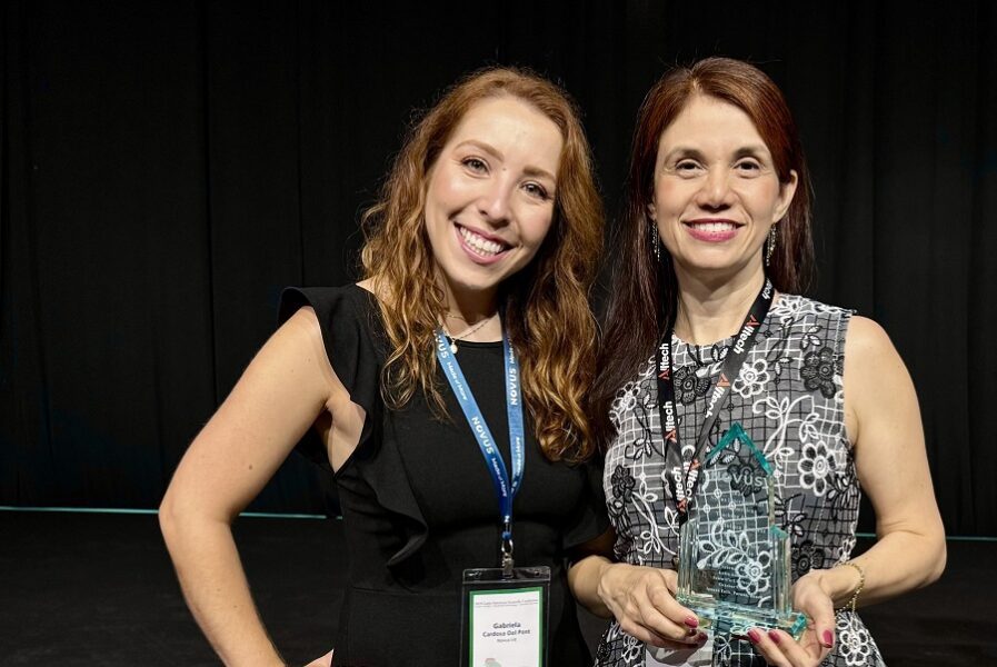 Gabriela Cardoso (Novus) and Dr. Belchiolina Beatriz Fonseca with her award